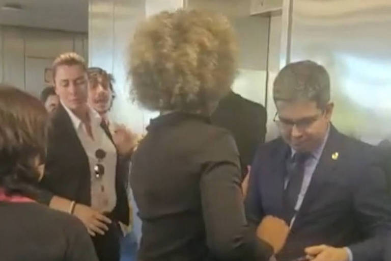 VÍDEO] Senador Randolfe toma celular da mão de r após  questionamentos - Portal 98 FM Natal